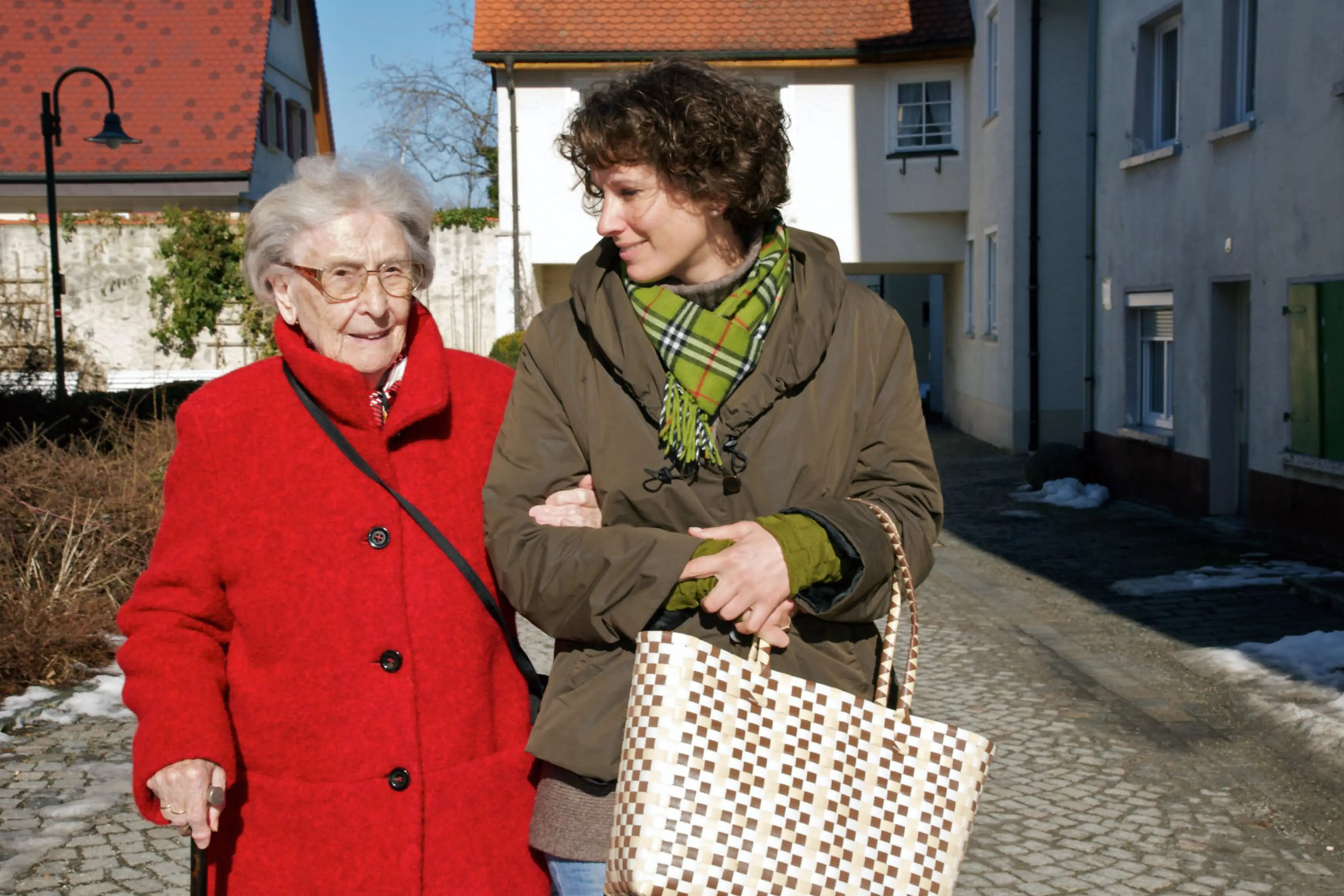 Als Hauswirtschafter/in helfen Sie Senioren im Alltag, übernehmen Haushaltsaufgaben, begleiten zu Terminen und sorgen für mehr Lebensqualität im vertrauten Zuhause.